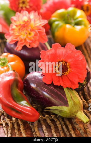 Zinnien und buntem Gemüse auf einem Zweig-Matte. Stockfoto