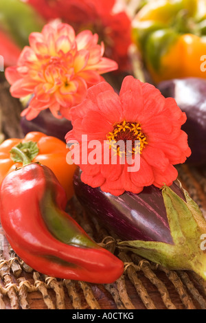 Zinnien und buntem Gemüse auf einem Zweig-Matte. Stockfoto