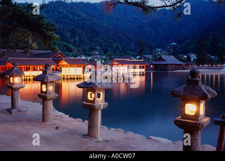 Steinlaternen und Itsukushima-Schrein in der Abenddämmerung Miyajima Insel Hiroshima Japan Stockfoto