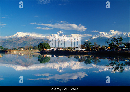 Einen Überblick über die Annapurna Range und seine Spiegelung im See Tal Pokhara Nepal am frühen Morgen Stockfoto