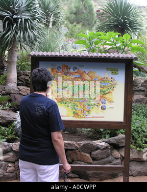 Frau liest Parkplan im Palmitos Park Gran canaria Stockfoto