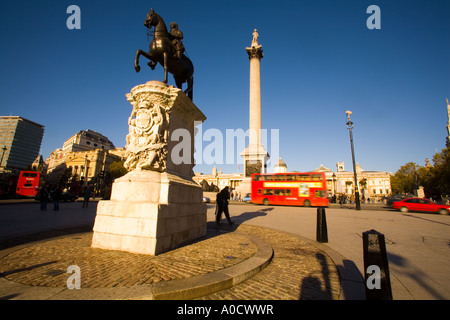 England London Trafalgar Square mit der Nelson Spalte und Reiter Statue von Charles 1. blickte whitehall Stockfoto