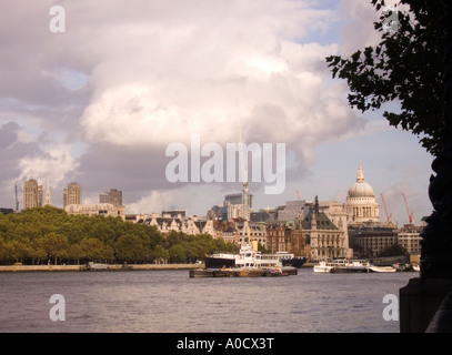 England London Blick vom Südufer auf Themse in Richtung St. Pauls Kathedrale und hinüber nach barbican Stockfoto