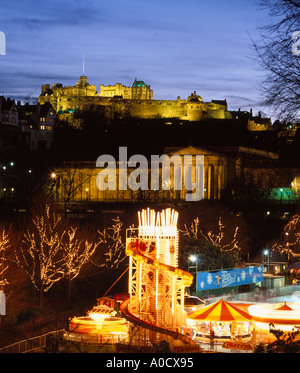 Schottland, Edinburgh. Blick auf Edinburgh Castle und Princes Street Gardens-Winter-Wunderland zu Weihnachten Stockfoto