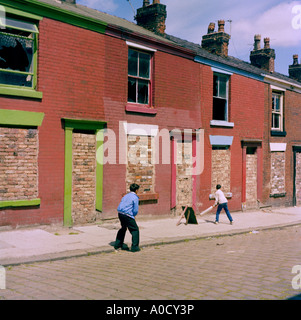 Bolton Slum in Lancashire in England in Großbritannien in Vereinigtes Königreich UK Gehäuse. Cricket Kindheit Armut Deprivation House Stockfoto