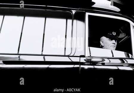 Chauffeur in England in Großbritannien im Vereinigten Königreich Großbritannien. Arbeit Beruf Fahrer Auto Leben Lifestyle Reichtum Stockfoto