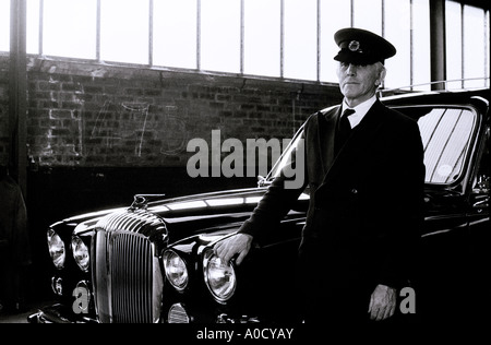 Chauffeur in England in Großbritannien im Vereinigten Königreich. Auto Reichtum Privileg Beruf Arbeit Fahrer Lifestyle Leben Stockfoto