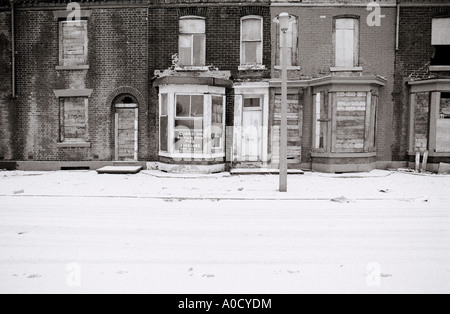 Eine Warnung an den Vermieter in diesem Haus in einer verlassenen Straße in Bolton Lancashire in England in Großbritannien im Vereinigten Königreich Großbritannien. Armut Stockfoto