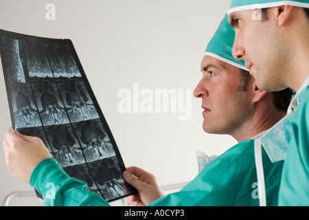 Ärzte betrachten x-Strahlen Stockfoto