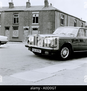 Ein Rolls-Royce Auto in Bolton Lancashire in England in Großbritannien im Vereinigten Königreich Großbritannien. Slum Armut Reichtum Autos schlechter Ungleichheit Ghetto Stockfoto