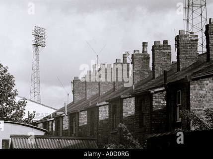 Dokumentarische Fotografie - Reihenhaus Arbeiterklasse Gehäuse und Fußballplatz in Wigan Lancashire in England in Großbritannien im Vereinigten Königreich Großbritannien Stockfoto