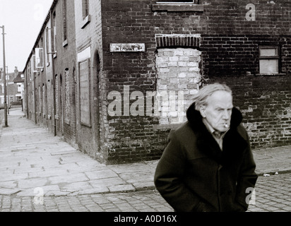 Ecomic Härte - das Leben auf der Straße in Bolton, Lancashire in England in Großbritannien im Vereinigten Königreich Großbritannien. Deprivation düster Stockfoto