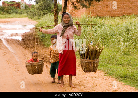 Stock Foto einer Frau, die Durchführung von Brennholz und ein Kind in Bagan in Myanmar 2006 Stockfoto