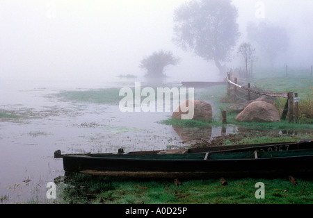 Biebrza-Fluss in Brzostowo Dorf, Kanus im Nebel Nebel Stockfoto