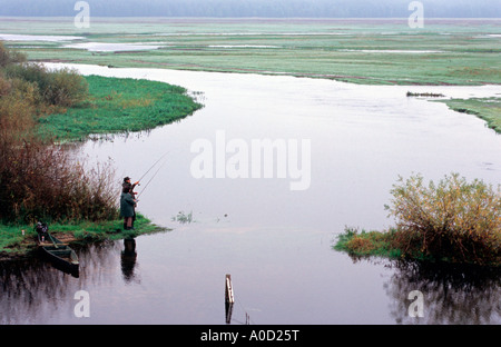 Biebrza-Fluss in Brzostowo Dorf, Fischer fangen Fische Stockfoto