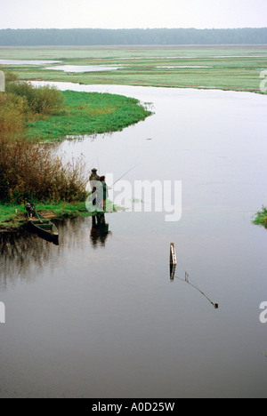 Biebrza-Fluss in Brzostowo Dorf, Fischer fangen Fische Stockfoto