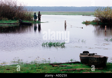 Biebrza-Fluss in Brzostowo Dorf, Fischer fangen Fische Stockfoto