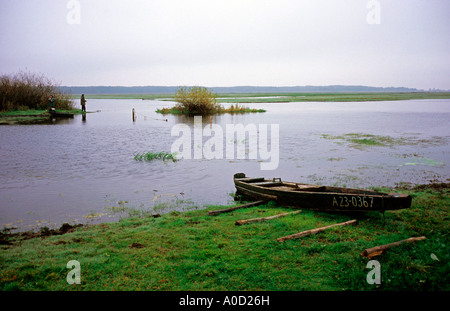 Biebrza-Fluss in Brzostowo Dorf, Fischer mit Kanu Stockfoto