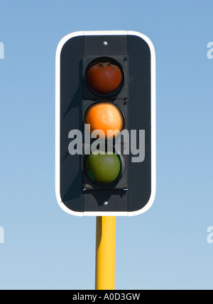 Obst und Gemüse Ampel gelb beleuchtet gesunde Ernährung Lebensmittelkennzeichnung Stockfoto