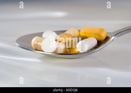 Stillleben mit einem Löffel Pillen Stockfoto