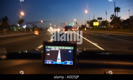 Anzeige eines GPS-Navigationssystems am Armaturenbrett in der Nacht Stockfoto