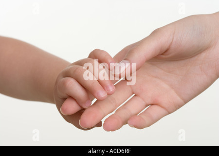 Baby Hand in Hand mit Mutter Stockfoto