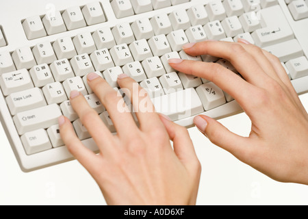 Weibliche Hände auf Computer-Tastatur Stockfoto