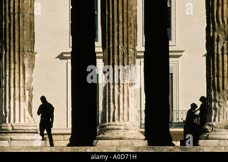 Frankreich-Nimes korinthischen Säulen des Maison Carree Platz De La Maison Carree Stockfoto