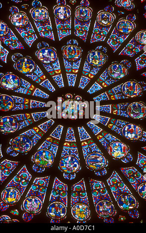 Frankreich Paris Notre Dame Nord Rosette 13. Jh. Glasfenster Darstellung der Jungfrau Maria umgeben von Figuren Stockfoto