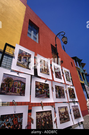 Argentinien, Buenos Aires, Caminito, La Boca, Fuß, Straße, bunt bemalten Häusern, Display, Gemälde zum Verkauf Stockfoto