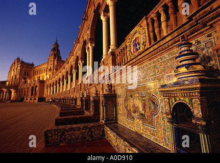 Spanien, Sevilla, Plaza de Espana, Fliesen Fassadendetails, Twilight Stockfoto