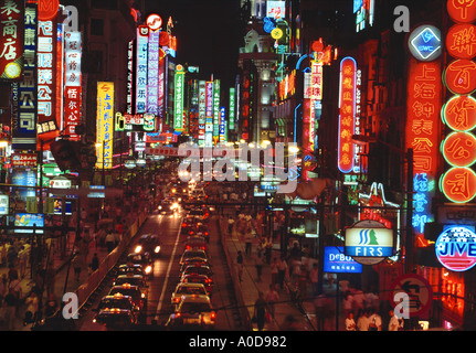 Neon leuchtet an der Nanjing Road bei Nacht Shanghai China Stockfoto