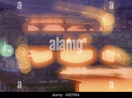 Ponte Vecchio und Arno Fluss bei Sonnenuntergang verbreitet Effekt "Leuchten" Florenz Italien Stockfoto