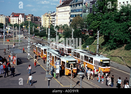 Elektrische Straßenbahnen am Moszkva Tér Bahnhof in Buda Budapest Stockfoto