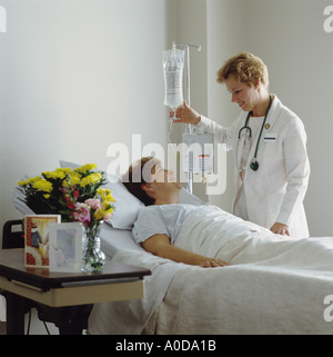 Krankenschwester Arzt und Patient im Krankenzimmer Stockfoto