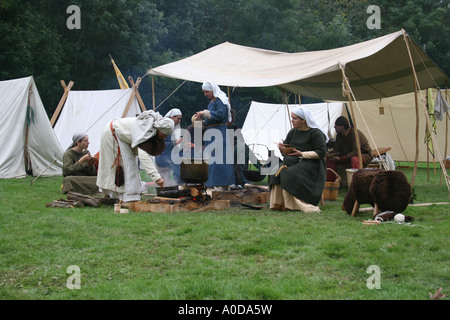 Frauen Essen und in einem sächsischen Lager vorzubereiten. Stockfoto