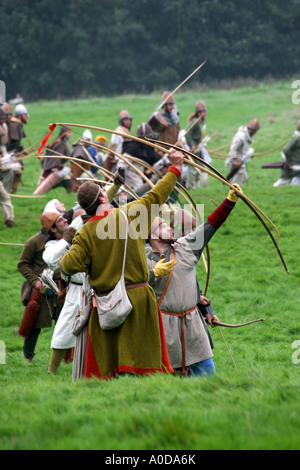 Norman Bogenschützen feuern auf die Sachsen bei der Nachstellung der Schlacht von Hastings. Stockfoto