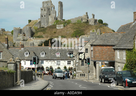 Corfe Castle, Dorset. Blick von der Hauptstraße des Dorfes. Stockfoto