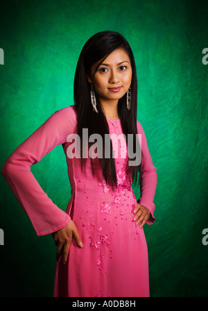 Porträt des amerikanischen Vietnamesin in vietnamesischen Tracht Stockfoto