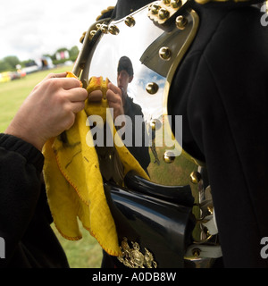 Soldat Polituren einen Brustpanzer Household Cavalry. Kein Model-Release erforderlich: Reflexion Gesicht verzerrt, Schatten so unkenntlich Stockfoto