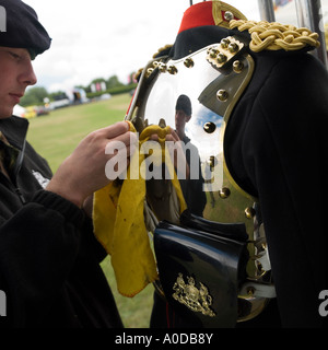 Soldat Polituren einen Brustpanzer der Household Cavalry traditioneller Uniform. Stockfoto