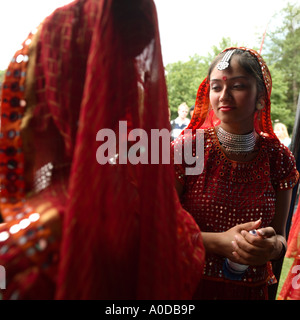 Indische Tänzerinnen in traditioneller Tracht auf der Mela Gunnersbury Park London UK Stockfoto