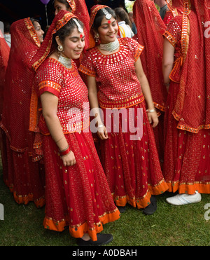 Indische Tänzerinnen in traditioneller Tracht auf der Mela Gunnersbury Park London UK Stockfoto