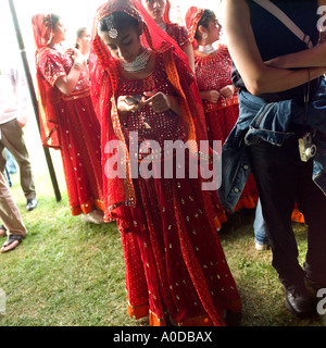 Indische Tänzerinnen in traditioneller Kleidung spricht über ihr Handy auf der Mela Gunnersbury Park London UK Stockfoto