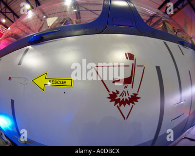 Auswerfer Schleudersitz Warnschild am L39 Albatros zwei Sitzer Flugzeug Düsenjäger fisheye Stockfoto