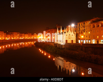 die Kirche Santa Maria della Spina am Ufer des Flusses Arno in der Pisa-Toskana-Italien in der Nacht Stockfoto