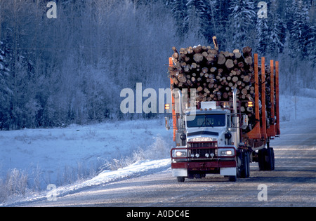 Protokollierung-LKW im Winter auf remote-Straße Northern Alberta Kanada Stockfoto