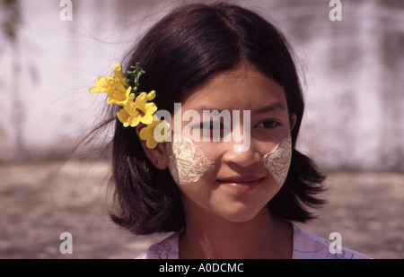 Birma Mädchen mit Tanaka und Blume im Haar Stockfoto