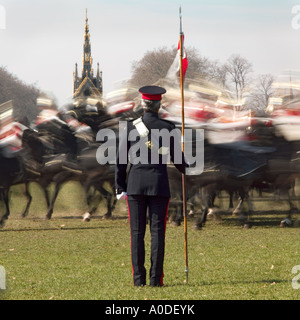 Household Cavalry training kein model Release verlangt: Rückansicht, Unschärfe und Uniform macht alles unkenntlich Stockfoto