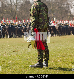 Ein britischer Soldat hält einen ausrangierten Helm aus einem Haushalt Kavallerie Reiter im Hyde Park London England Stockfoto